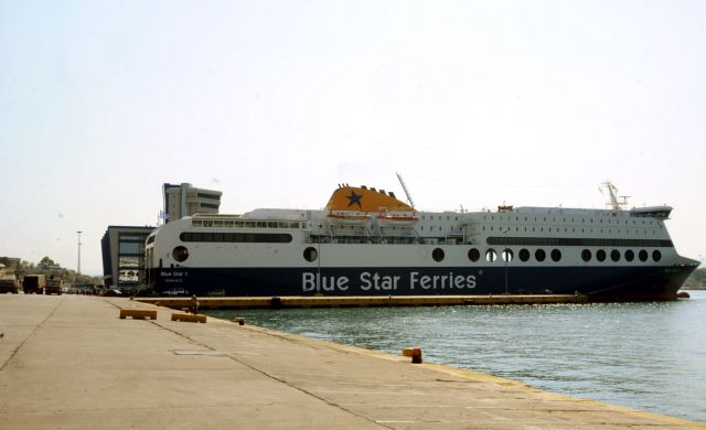 Βραδινή ταλαιπωρία για τους επιβάτες του «Blue Star 1»