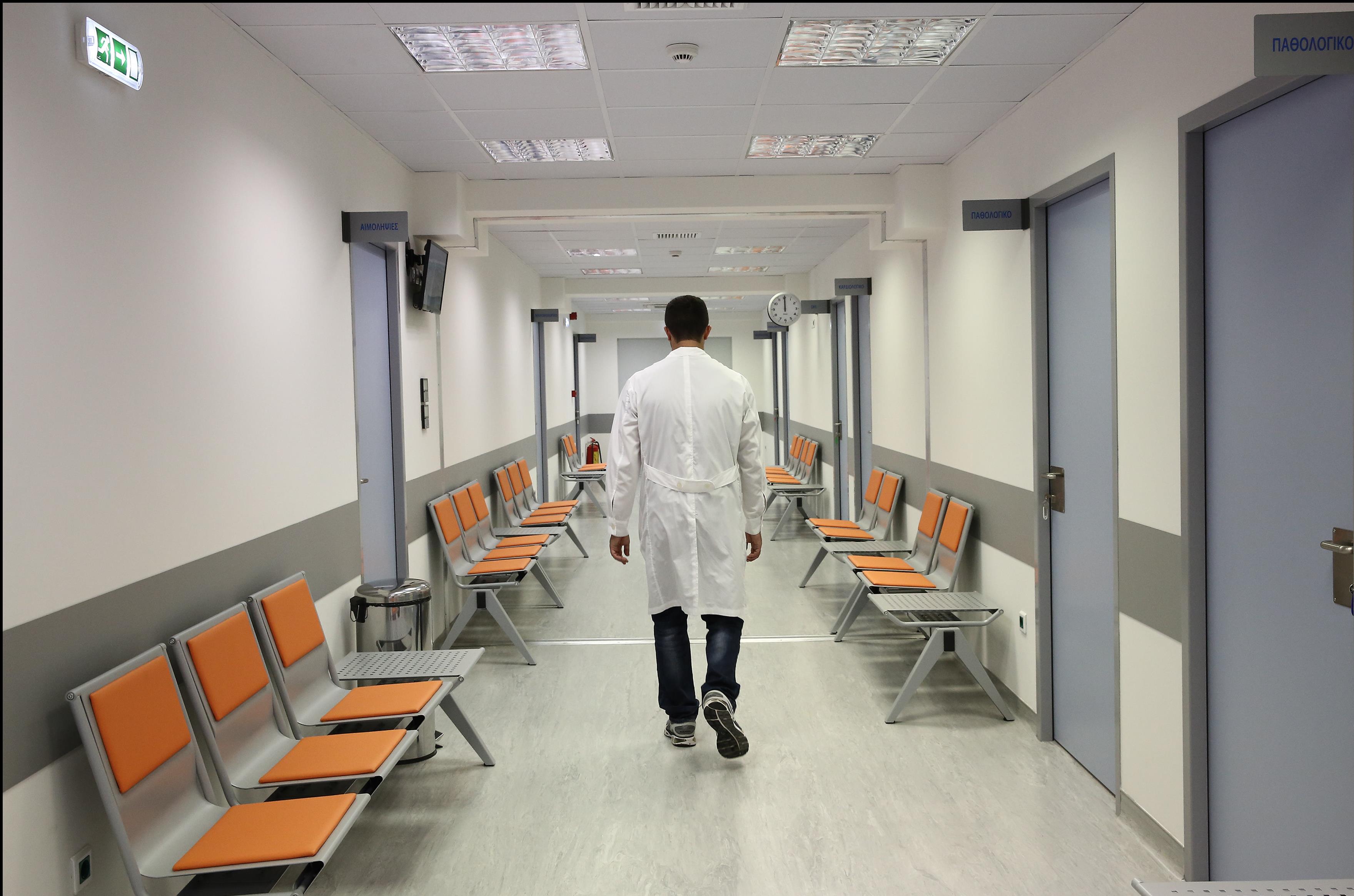 Γιατρός ζήτησε «φακελάκι» 350 ευρώ για να εγχειρίσει ανήλικη