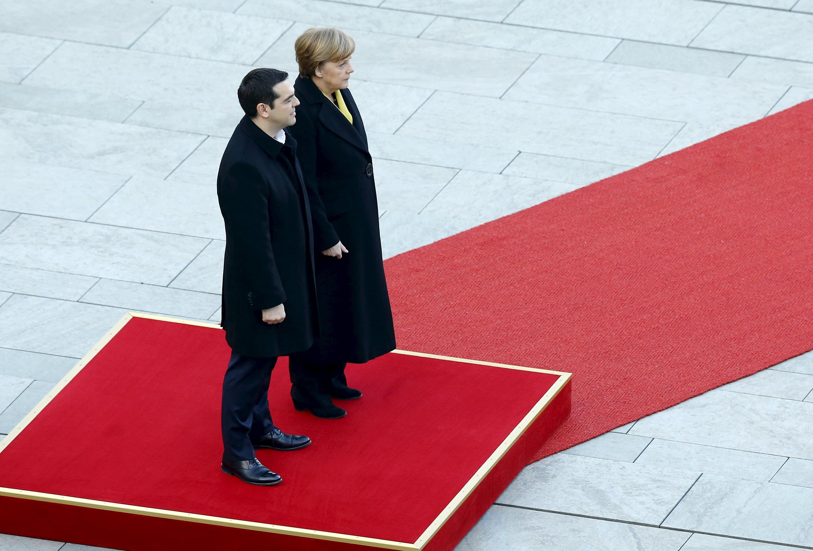 Le Monde: Μέρκελ-Τσίπρας, κοινό πεπρωμένο, μόνη ελπίδα για την Ευρώπη