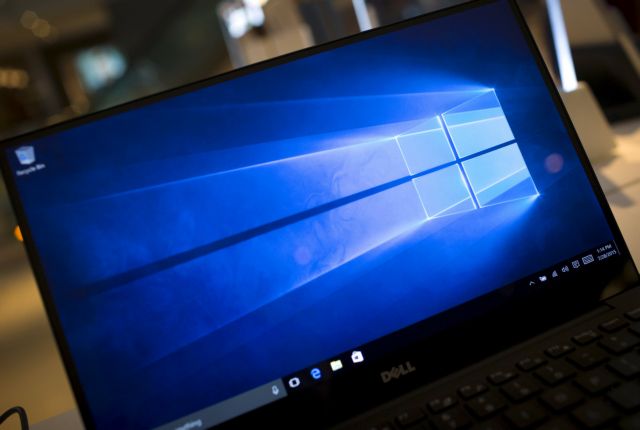 H Microsoft αρνείται ότι επιβάλλει πλαγίως την αναβάθμιση στα Windows 10