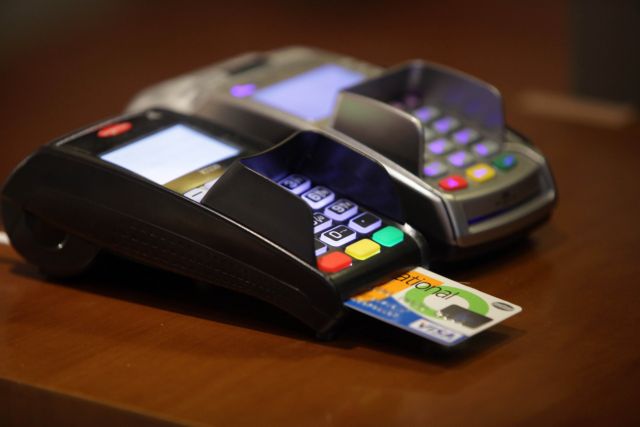 Τέλος στις επιβαρύνσεις για πληρωμές με κάρτες