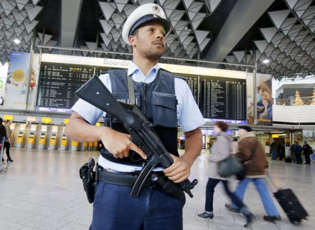 Μετέφερε κοκαΐνη μέσα στο στήθος της