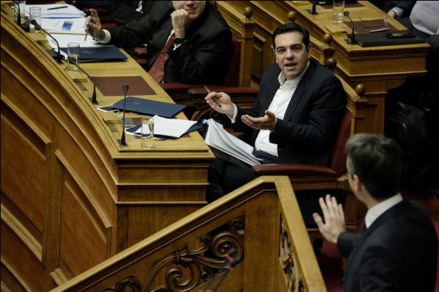 Σε θέσεις μάχης κυβέρνηση-αντιπολίτευση εν όψει της συζήτησης στη Βουλή