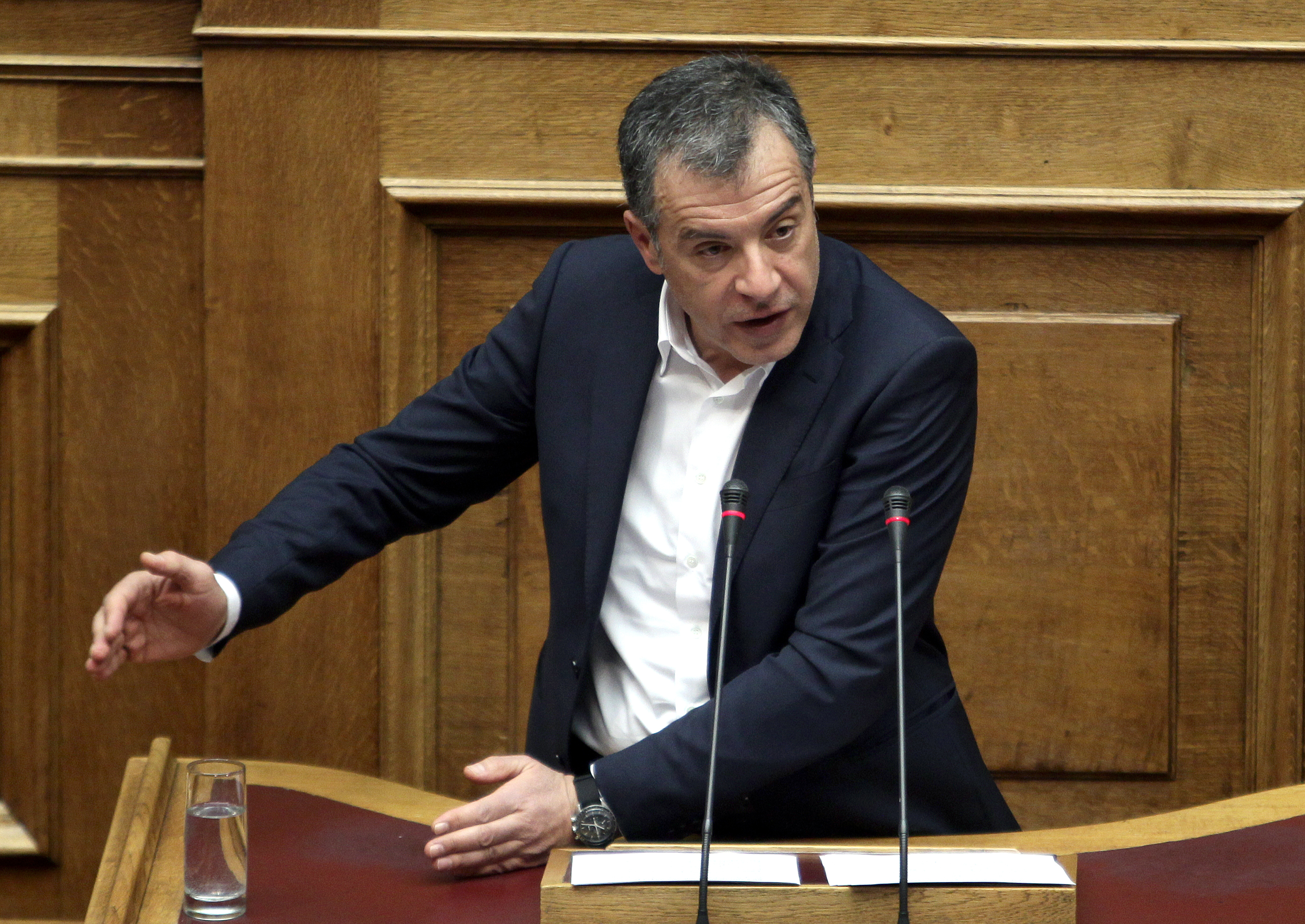 Θεοδωράκης: Σε κέντρα κλειστού τύπου όσοι δεν δικαιούνται άσυλο