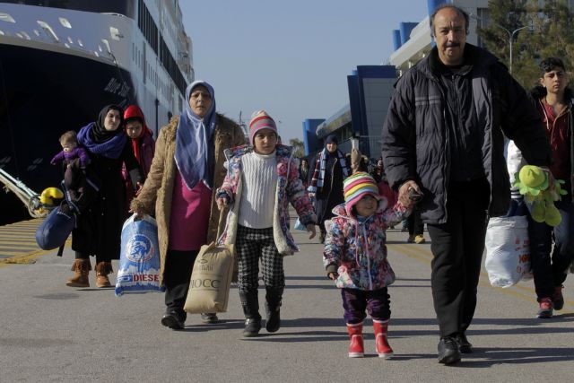 Ακόμη 1.300 πρόσφυγες φθάνουν στο λιμάνι του Πειραιά