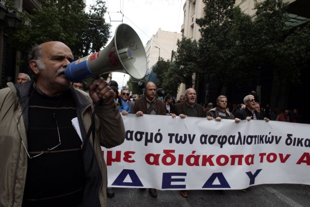 Διαμαρτυρία ΑΔΕΔΥ και ΛΑΕ έξω από τον χώρο συνομιλιών κυβέρνησης-κουαρτέτου