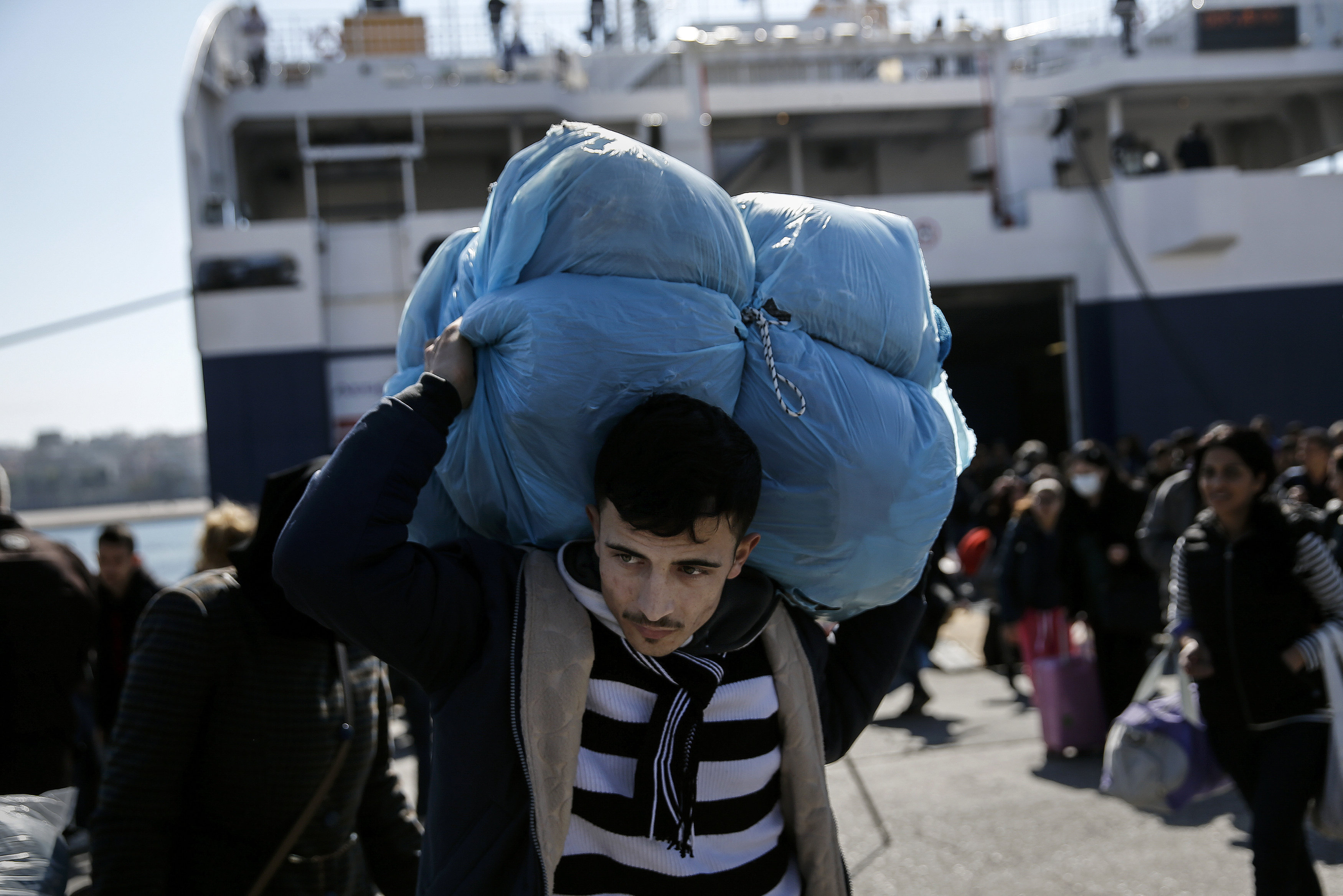 Πλαφόν στα εισιτήρια πλοίων για πρόσφυγες που περιμένουν στα νησιά