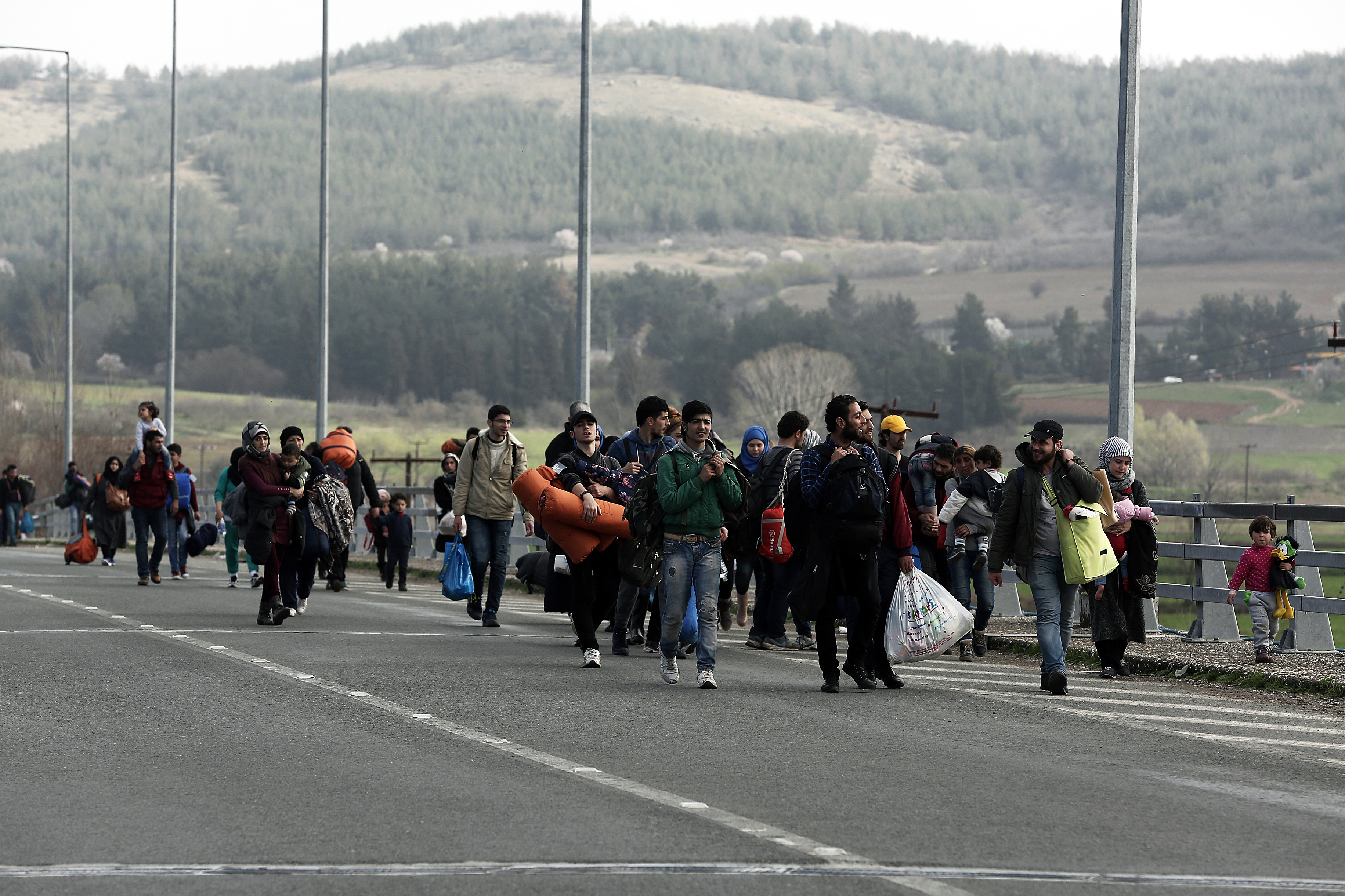 Πρόσφυγες επιστρέφουν με τα πόδια από τον Βόλο στην Αθήνα
