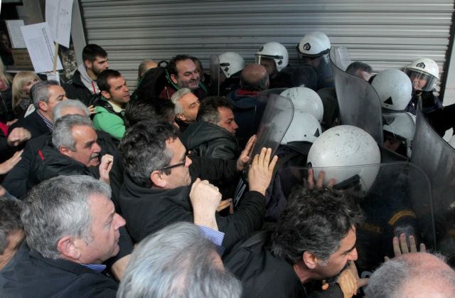 Ένταση στο υπουργείο Οικονομικών μεταξύ ΜΑΤ και μελών της ΠΟΕΔΗΝ