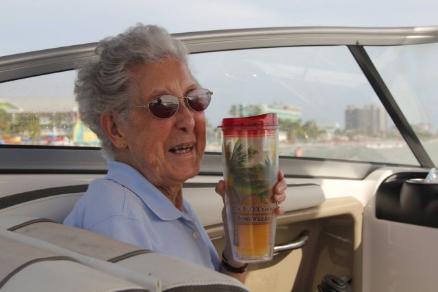 Η 90χρονη που της διέγνωσαν καρκίνο μόλις χήρεψε και το έριξε στα ταξίδια