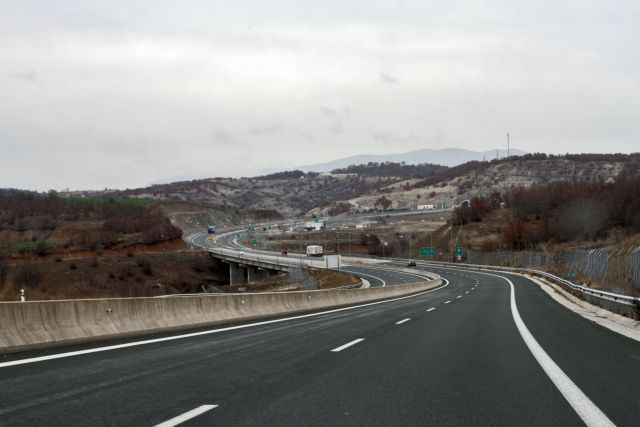 Τροχαίο με νεκρά άλογα στην Εγνατία όταν ανετράπη η νταλίκα που τα μετέφερε