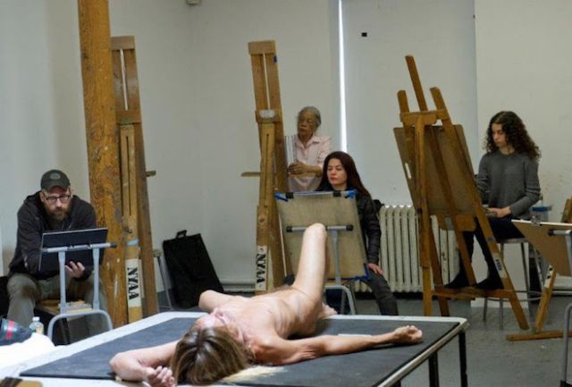 Ο Ίγκι Ποπ πόζαρε γυμνός για σπουδαστές ζωγραφικής