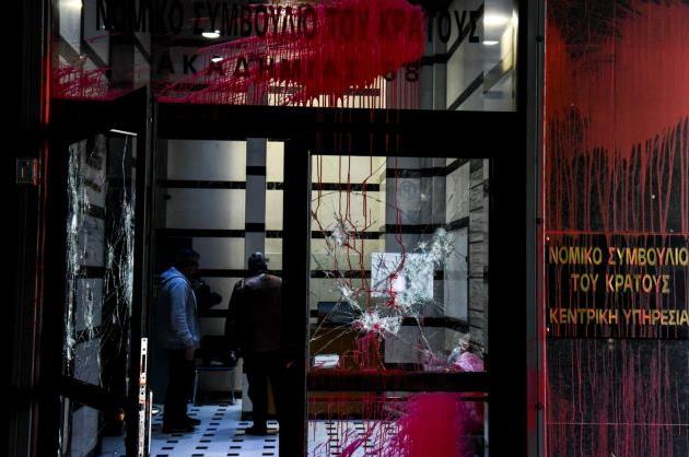 Κουκουλοφόροι επιτέθηκαν με μπογιές στο Νομικό Συμβούλιο του Κράτους