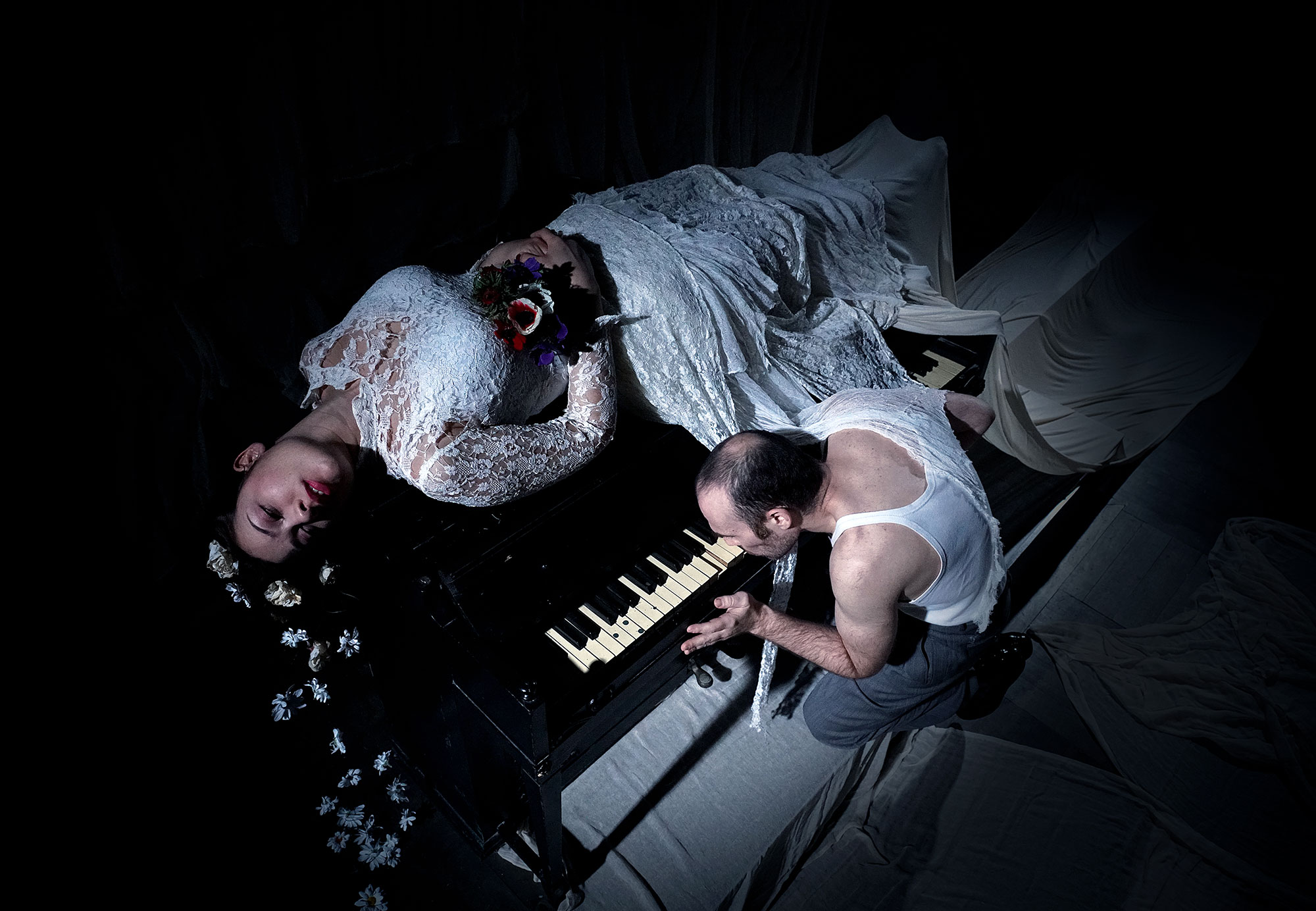 «Οστέα Ξηρά Σφόδρα» στο Θέατρο της Οδού Κυκλάδων