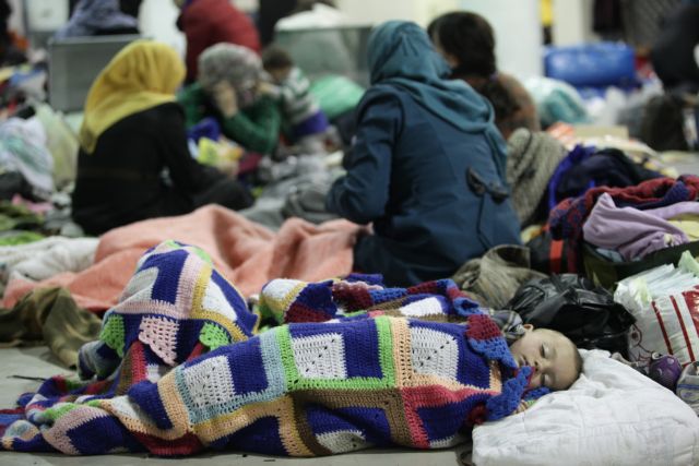 Σε Ν.Μάκρη, Θερμοπύλες και Τρίκαλα μεταφέρονται πρόσφυγες από τον Πειραιά