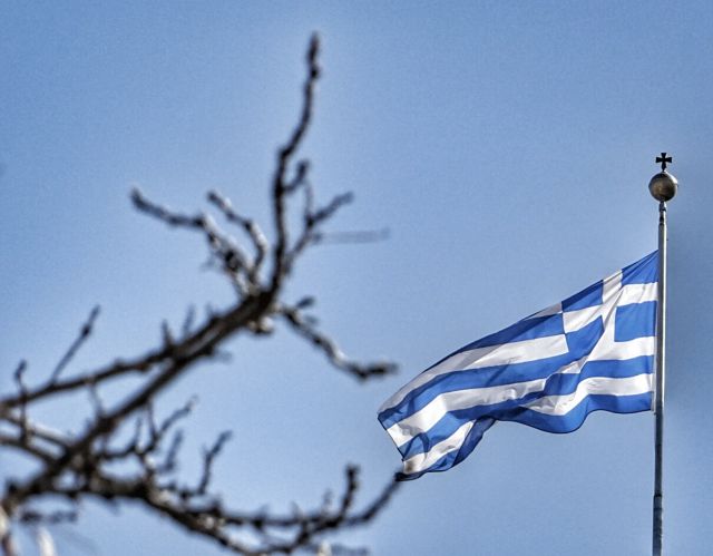 Κατέβασε την ελληνική σημαία από μνημείο Πεσόντων και την έριξε στο έδαφος