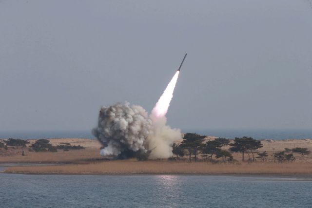 Νέα εκτόξευση βλημάτων από τη Βόρειο Κορέα στη θάλασσα στα ανατολικά
