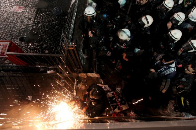 Τουρκία: Εισβολή της αστυνομίας στην εφημερίδα Zaman