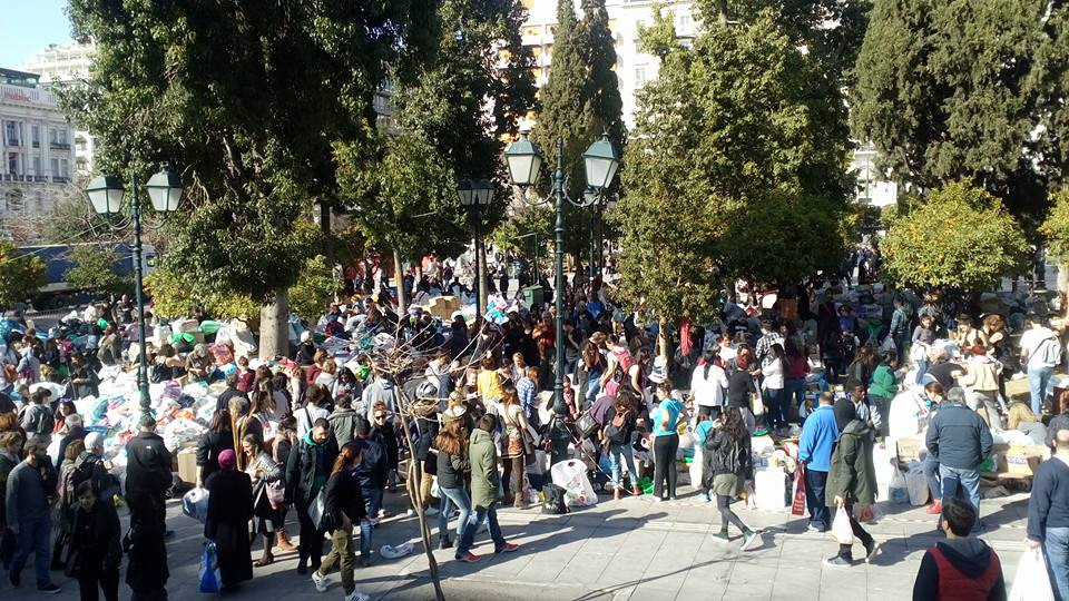 Σύνταγμα: Μεγάλη προσέλευση στη σύγκεντρωση ειδών για τους πρόσφυγες