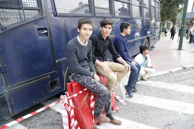 Αδειασε η πλ.Βικτωρίας, στα γύρω στενά πρόσφυγες και μετανάστες