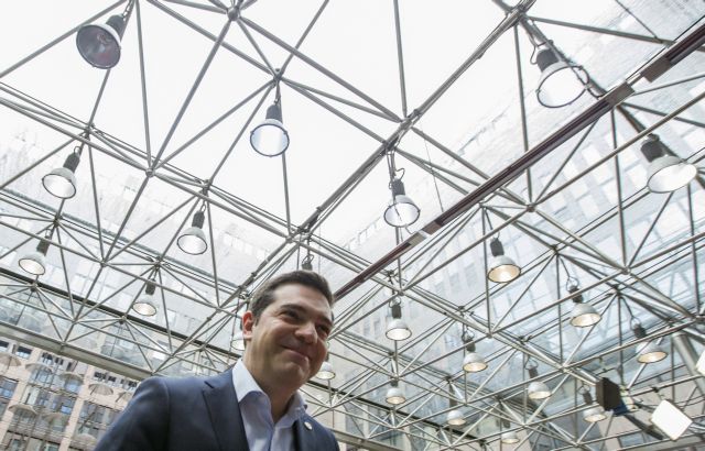 Στη Σμύρνη ο Τσίπρας – Συνεχίζει τις διαβουλεύσεις για το προσφυγικό