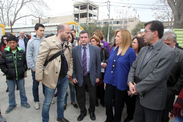 Στο κέντρο φιλοξενίας προσφύγων στον Ελαιώνα η Φώφη Γεννηματά