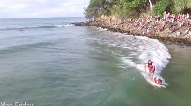 Σκύλοι σε ρόλο σέρφερ στις παραλίες της Αυστραλίας