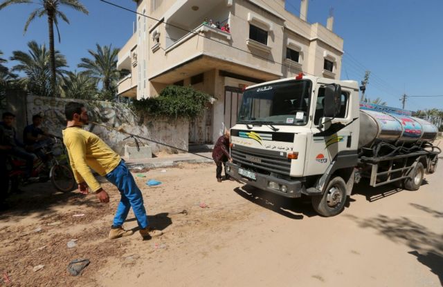 Ο «Σαμψών» της Γάζας που μετακινεί φορτηγό με τα δόντια του