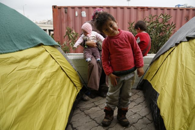 «Βουλιάζει» ο Πειραιάς, σε σκηνές οι πρόσφυγες
