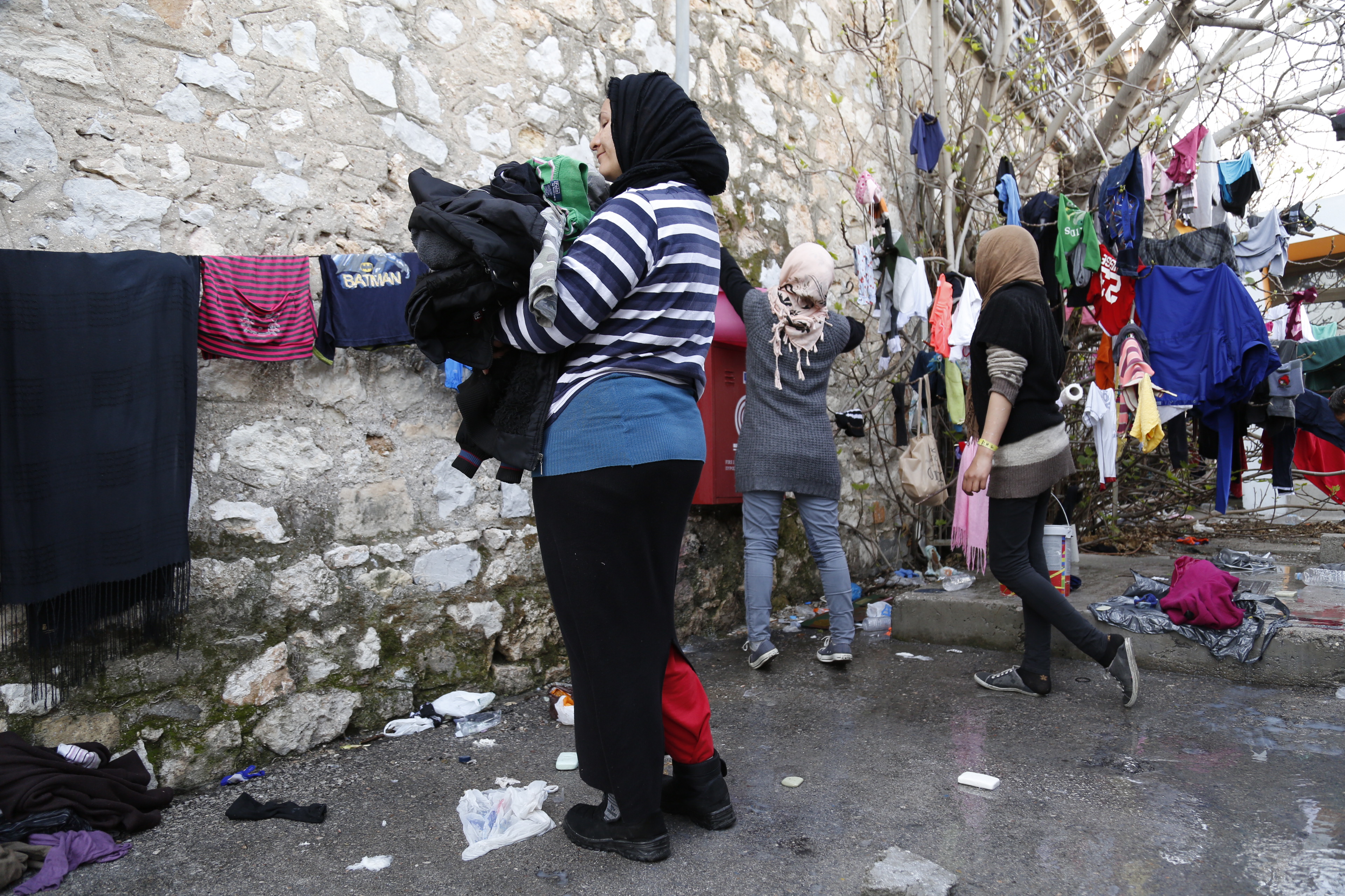 HRW: Η ΕΕ υπεύθυνη για την ταλαιπωρία χιλιάδων ανθρώπων στον Πειραιά