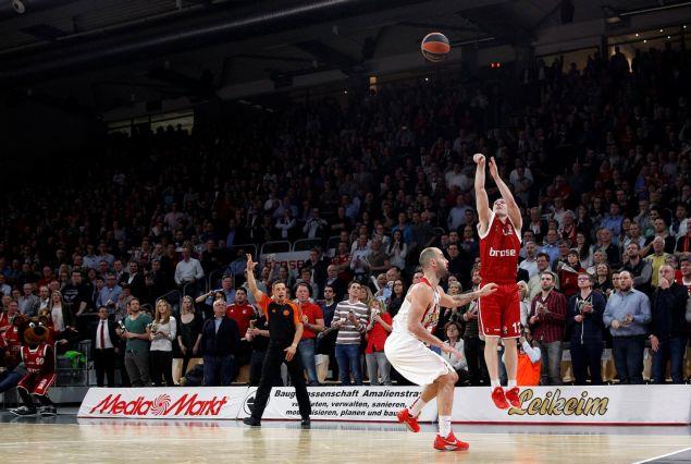 Ο Ολυμπιακός «αυτοκτόνησε» και χάνει το τρένο για τους «8»