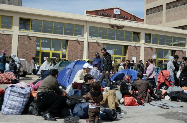 Σκηνές στήθηκαν στο λιμάνι, ακόμη 600 πρόσφυγες στον Πειραιά