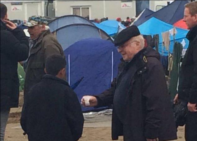 Πρώην γερμανός υπουργός στήνει σκηνή στην Ειδομένη για μία νύχτα