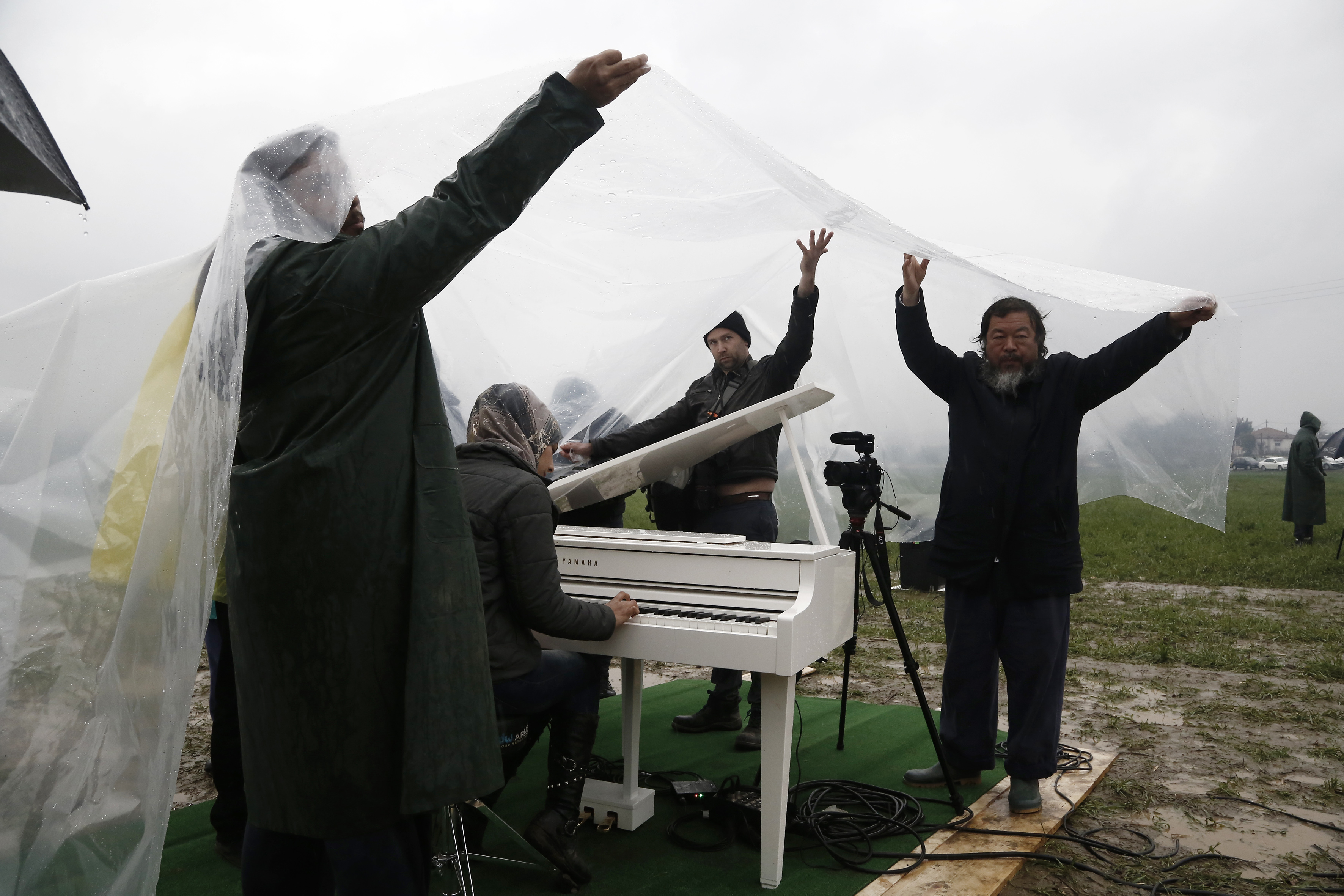 Σύρια πρόσφυγας παίζει πιάνο στον λασπότοπο της Ειδομένης