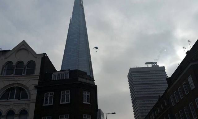 Μυστηριώδες άλμα με αλεξίπτωτο από το ψηλότερο κτίριο του Λονδίνου