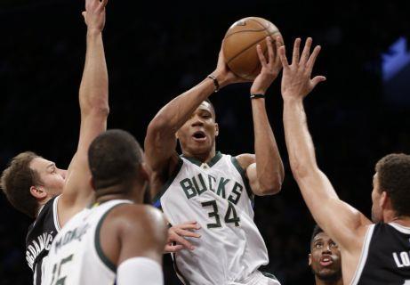 Τέσσερις φάσεις του top10 του ΝΒΑ ανήκουν στον Αντετοκούνμπο