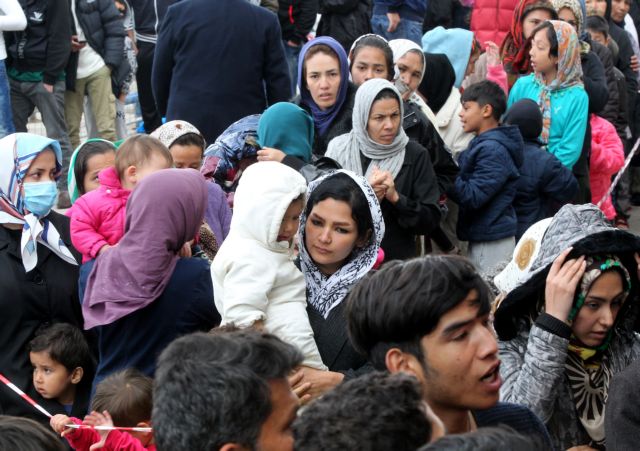 Μαζικές και εν μέσω κακοκαιρίας οι αφίξεις προσφύγων στα νησιά