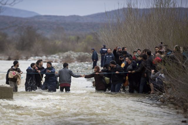 Κυβέρνηση καλεί πρόσφυγες να μεταφερθούν στις δομές φιλοξενίας
