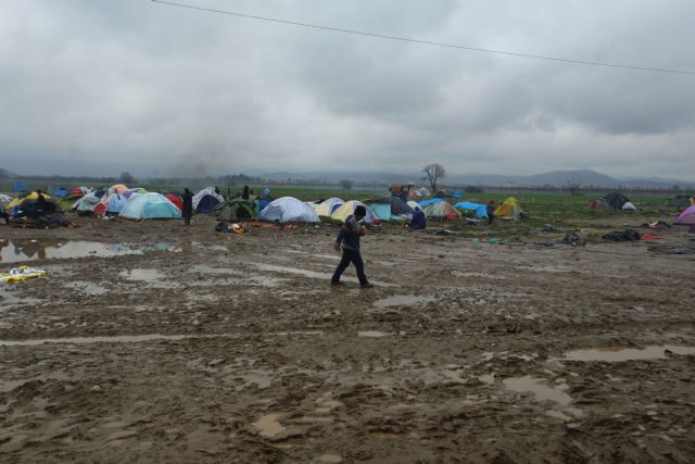 Πώς περιγράφουν οι πρόσφυγες τις ώρες που πέρασαν κρατούμενοι στην ΠΓΔΜ