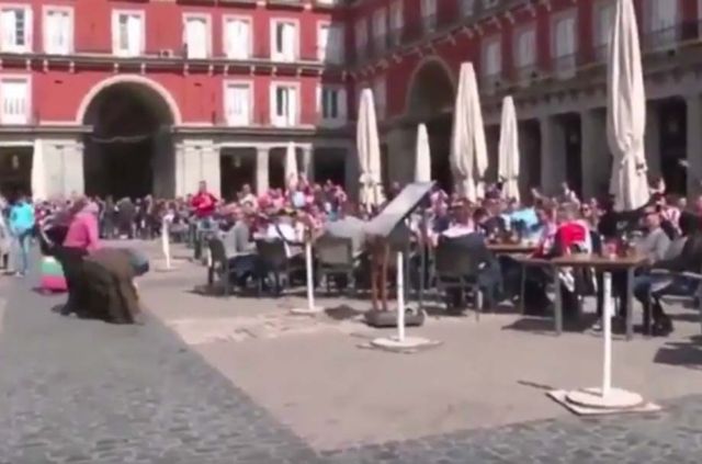 Μαδρίτη: Οπαδοί της Αϊντχόφεν χλευάζουν Ρομά πετώντας τους κέρματα