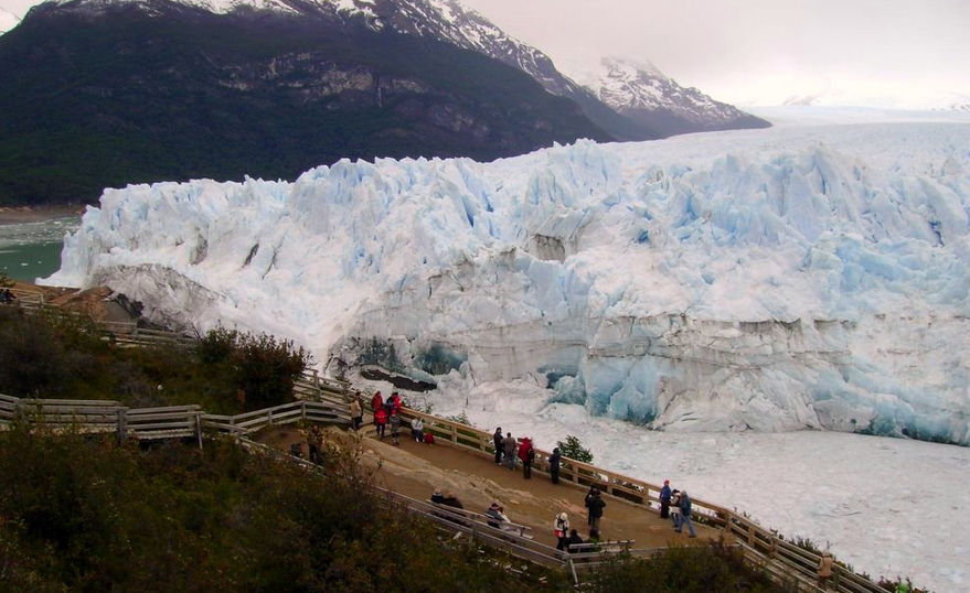 Η εντυπωσιακή στιγμή που ένας παγετώνας χάνει κομμάτι του