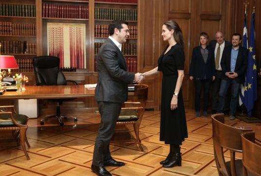 Πιπιλή: H αποκρουστική εμφάνιση Τζολί στο Μαξίμου και τα τρία «λιγούρια»