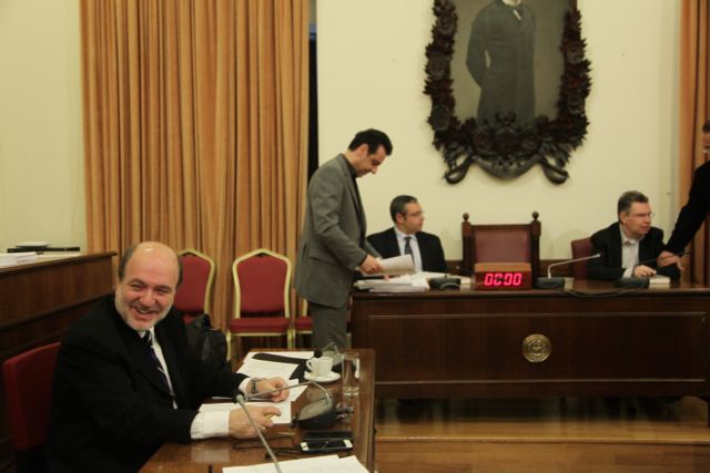 Αλεξιάδης: Διαψεύδει αναδρομική φορολόγηση των εισοδημάτων του 2015