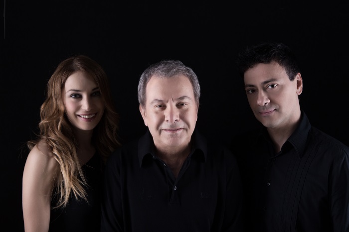 «Εξ Αδιαιρέτου» με Μανώλη Μητσιά, Σταύρο Σιόλα και Γεωργία Νταγάκη