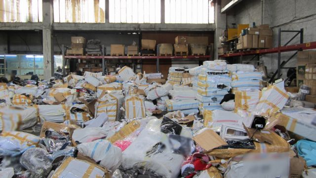 Χιλιάδες προϊόντα παρεμπορίου σε αποθήκη στον Βοτανικό