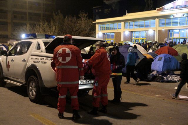 Ξανά στα χέρια ήρθαν πρόσφυγες στο λιμάνι του Πειραιά