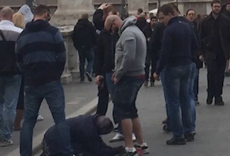 Νέο σοκ: Τσέχοι οπαδοί ουρούν σε ζητιάνα στο κέντρο της Ρώμης