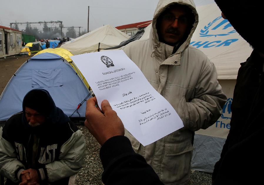 Το φυλλάδιο που μοιράζει η ΕΛ.ΑΣ. στους πρόσφυγες της Ειδομένης