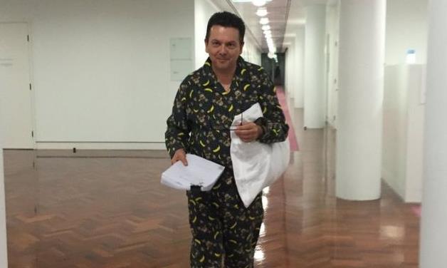 Στη Γερουσία με τις πιτζάμες γιατί η συζήτηση τράβηξε