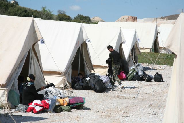 Αντιφατικές εικόνες για το πώς μοιράζονται τρόφιμα σε πρόσφυγες στο Κουτσόχερο